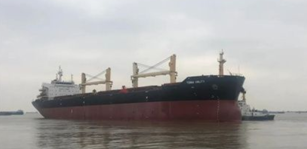  12:35 肉桂樹輪駛離碼頭 該輪是希臘船東公司的一艘散貨船
-上海雙清包稅
