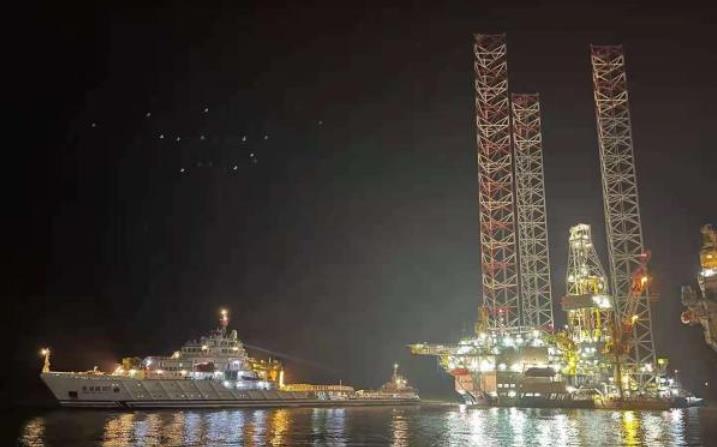 大马力拖轮将国信号石油钻探平台缓缓拖离位于自贸区临港新片区的外高桥造船海洋工程码头
-海运拼箱价格