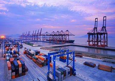  宁波港 的营业收进构成为：综合物流及其他业务占比36.08%
-DHL快递